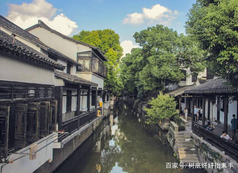 荣成市委市直机关工委到社区开展“书送春联”“清洁家园”活动